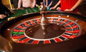 Pengguna menggunakan aplikasi holy789 di ponsel pintar untuk bermain casino online